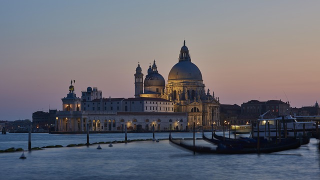 12 Things to Do When Visiting a City for the First Time
